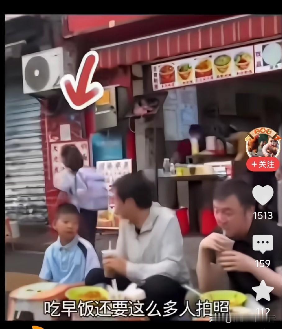 雷军路边吃早饭，小姑娘一句话，打脸成人世界的无聊，最后两个字，让这些人很尴尬。