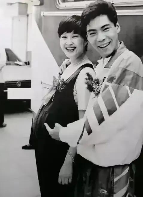 方舒和屠洪纲。
曾经的他们也是幸福甜如蜜，这应该是方舒正怀孕时候拍下来的照片。
