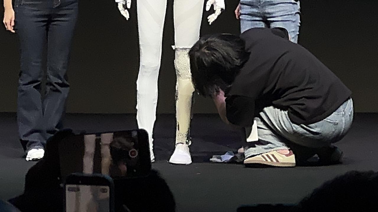 为了让大家不再质疑，到底小鹏机器人IRON是不是“真人”！
就在刚刚，小鹏让机器