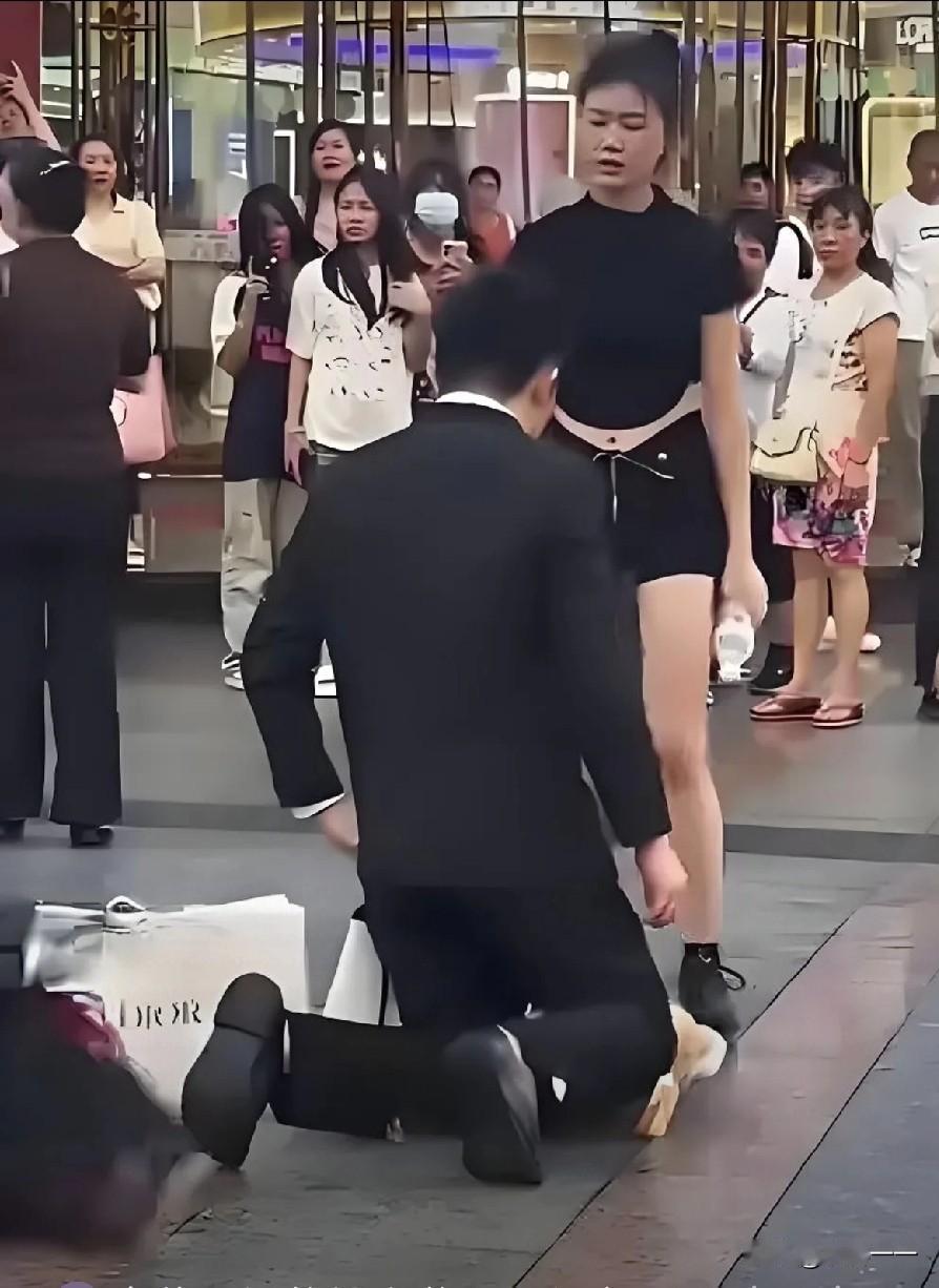 "真是不作不死[笑哭]"！一女孩因为买三金的事情与男友产生分歧，闹着要分手。男孩