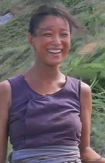 这居然是倪妮！差点没认出来！ 在烈日下把自己晒得黢黑黢黑的 ​​​