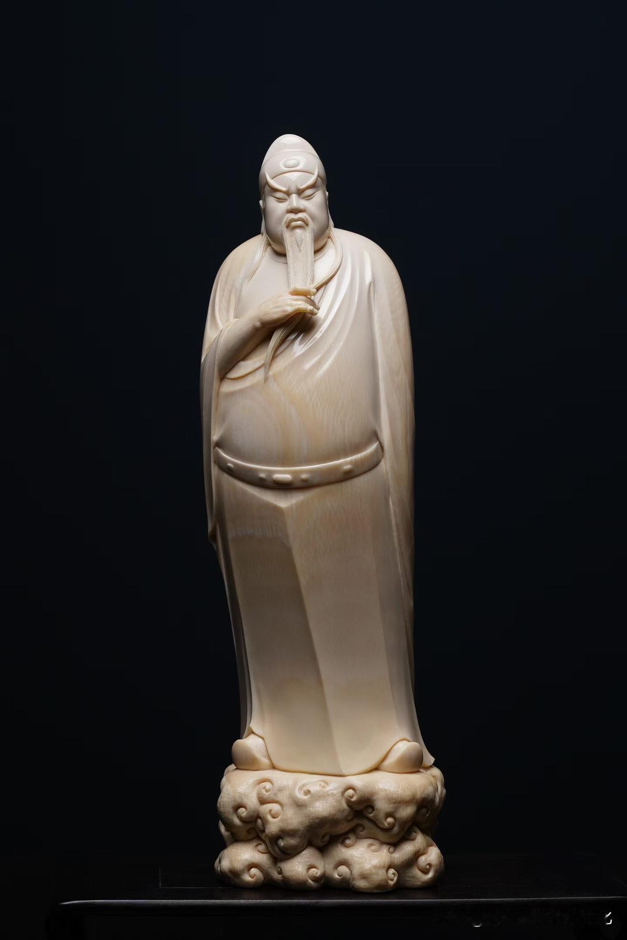 关公做到“文”，其实比“武”更难。

这一尊不靠气势压人，反而是收着的。猛犸牙的