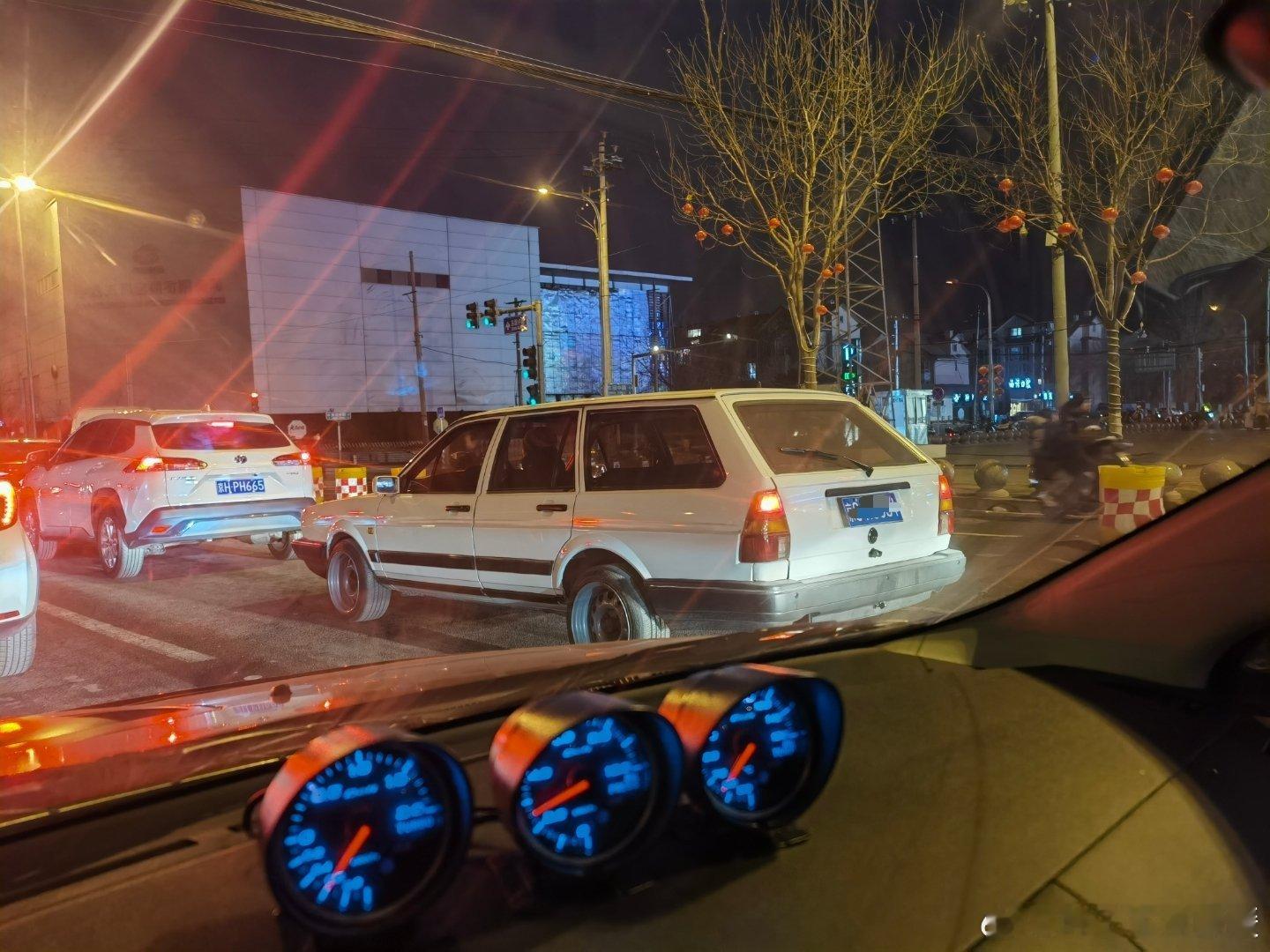 多少带点酷，桑旅的造型在这个时代，太反其道而行了 ​​​