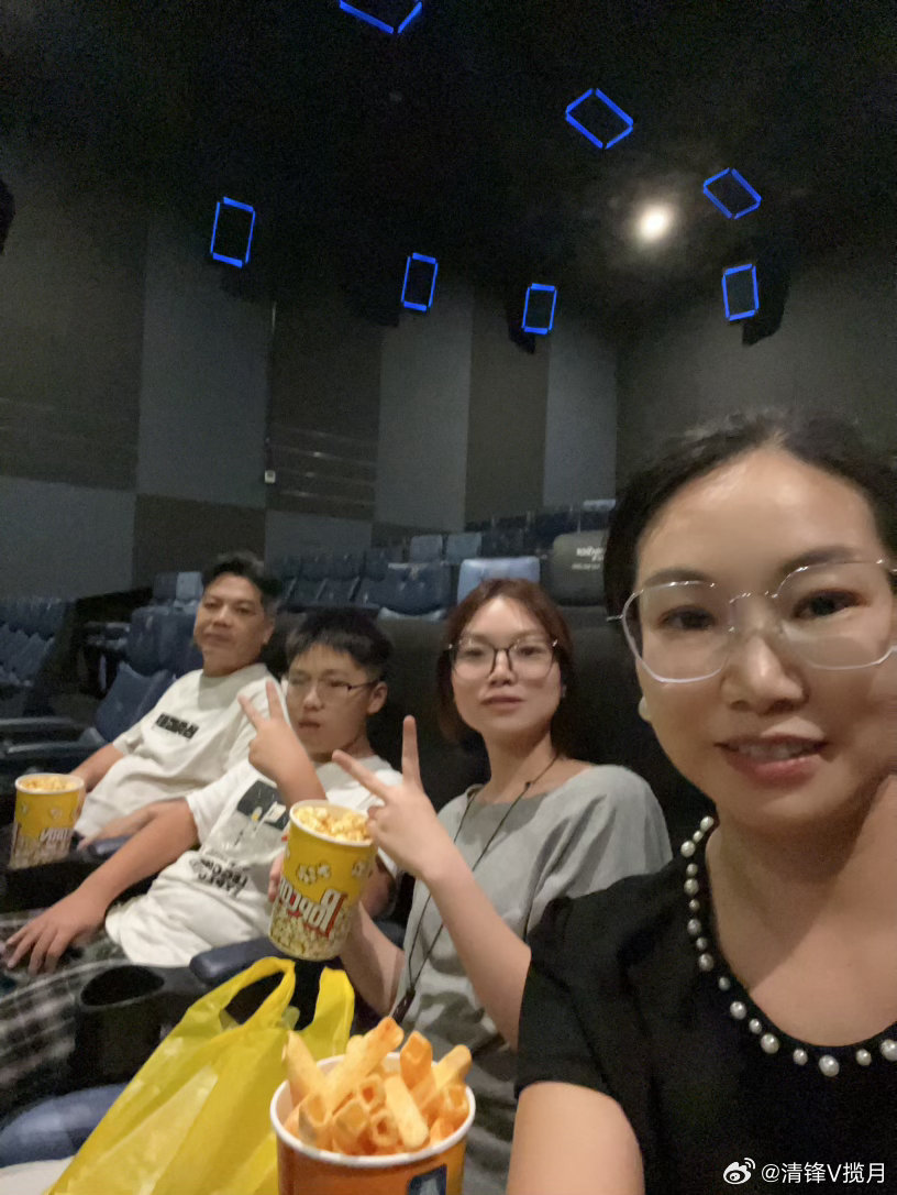 今晚携家人包场看电影，难得悠闲时光，共享荧屏故事简单又治愈。生活碎碎念影院日常 