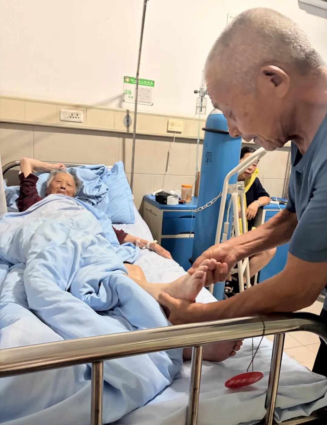 生病的外婆👵
这次外婆生病住院，我们都有预感她估计是出不了院了，可能会在🏥结