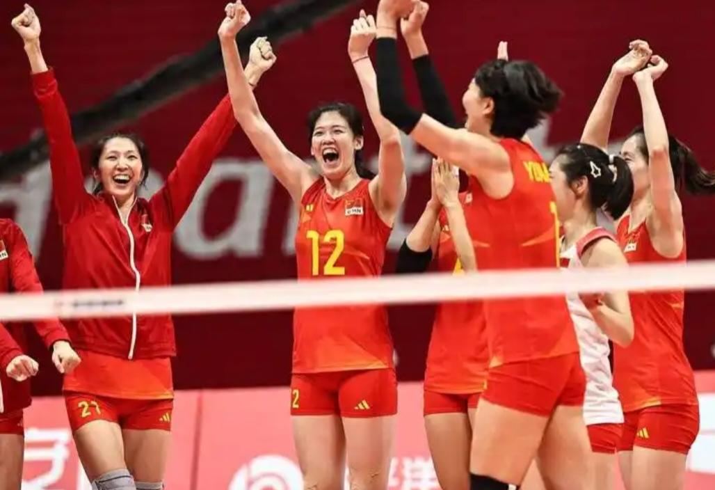 中国女排的今后发展方向应该是:拥有欧美女排的力量和高度，拥有日本女排的快速、灵巧