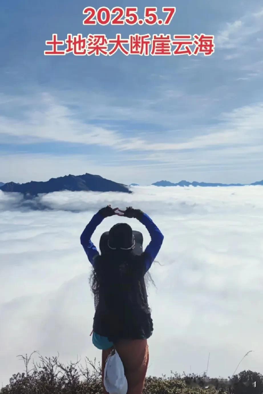 上联，千层高山千层雾
下联，万里冰霜万里寒

1. 千层高山千层雾
万道碧水万道