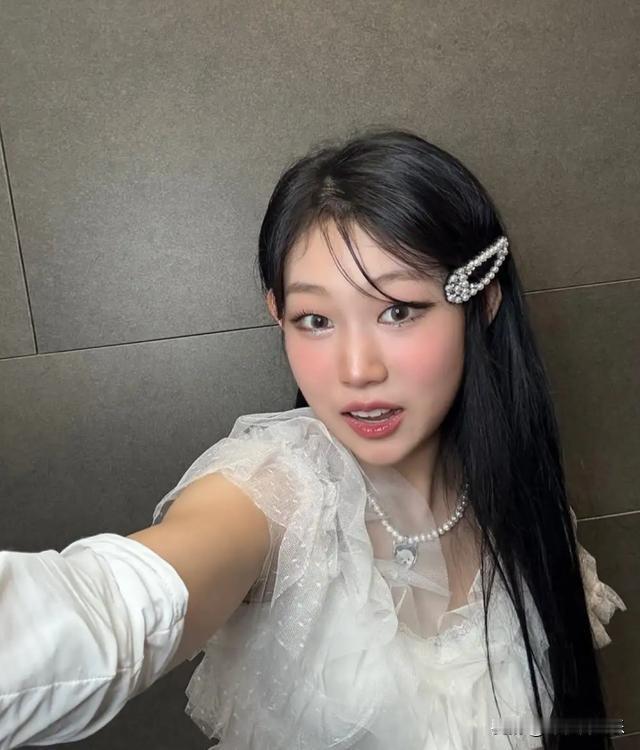 当19岁的沈佳润以K-pop歌手身份在韩国出道，她不仅以蜕变后的美貌和唱跳实力引