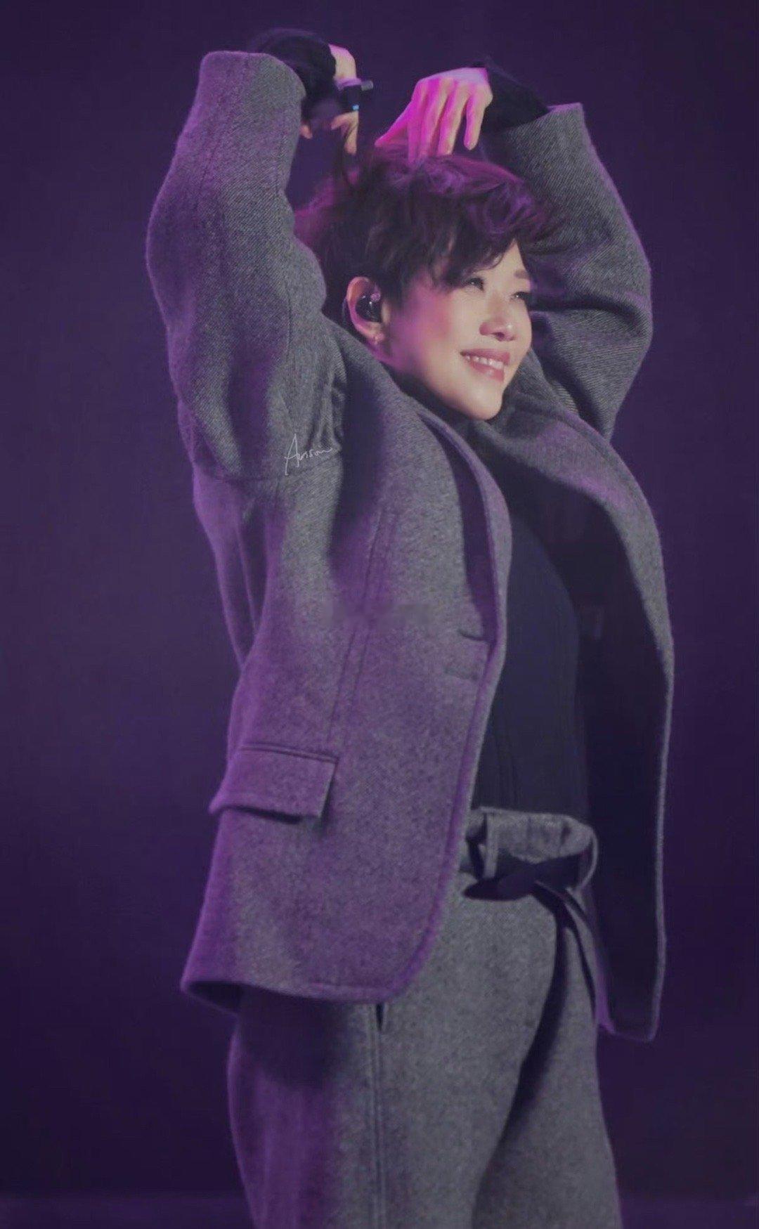 转音如行云流水，气息似绵绵不绝，连唱二十首依旧稳如磐石。经典作品首首都能勾起时代