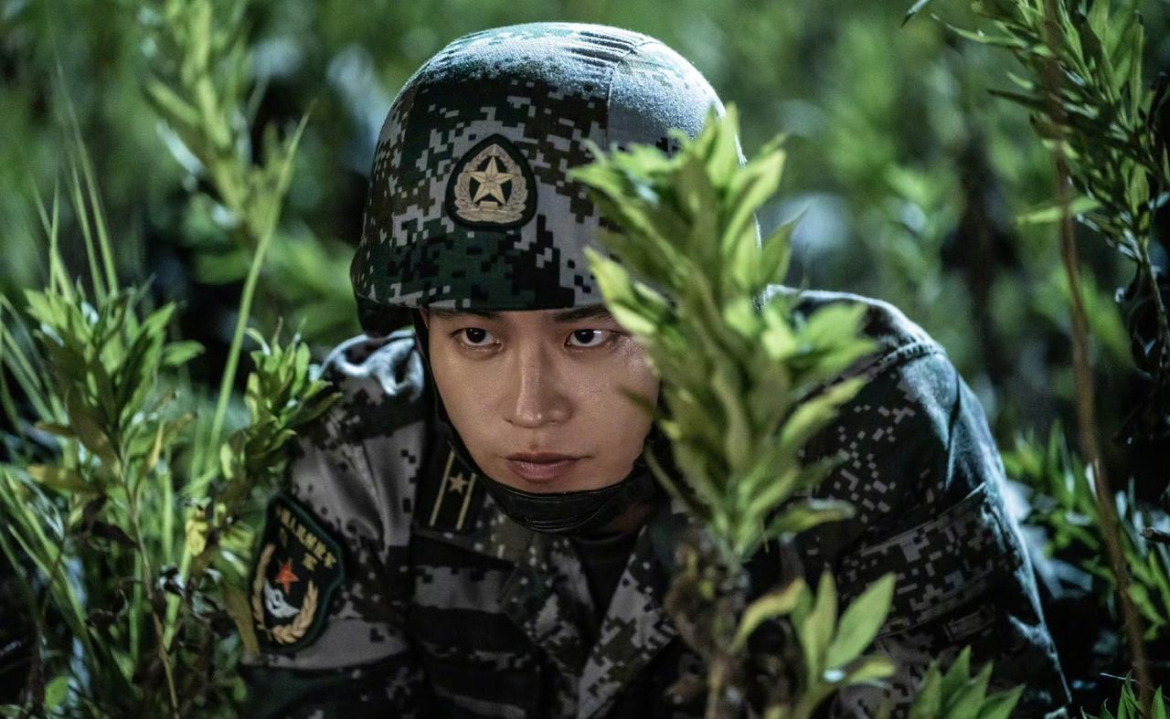 欧豪说
一转眼又“入伍”了……
呵，是啊
在《兵自风中来》这部剧中
欧豪又“入伍