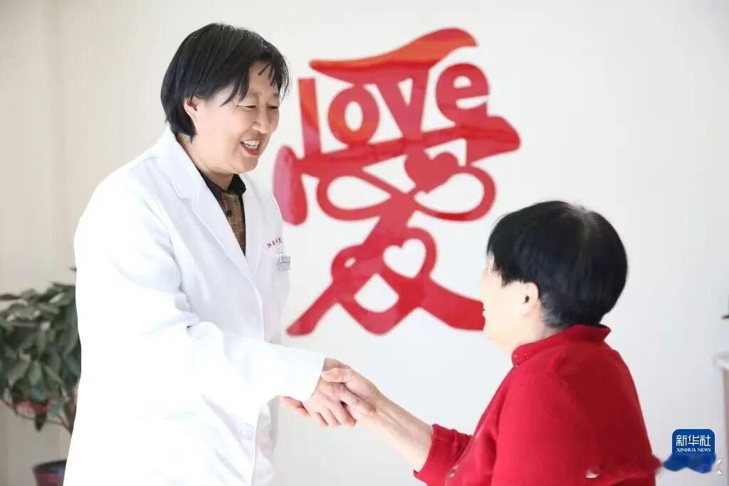 在“中国医师节”到来之际，中央宣传部、国家卫生健康委向全社会公开发布“最美医生”