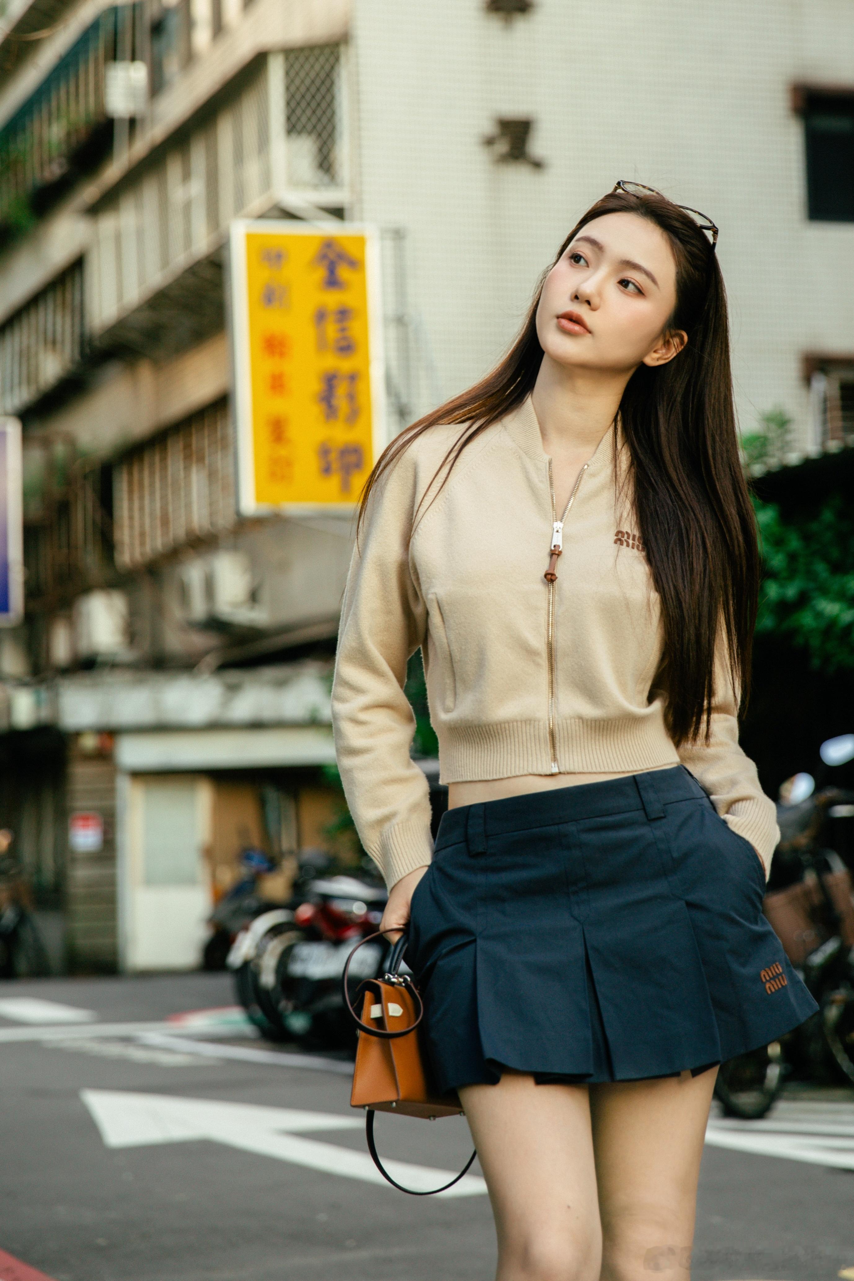 “我们要散步，我们要走很长很长的路，约莫半个台北那样长，约莫九十三个红绿灯那样久