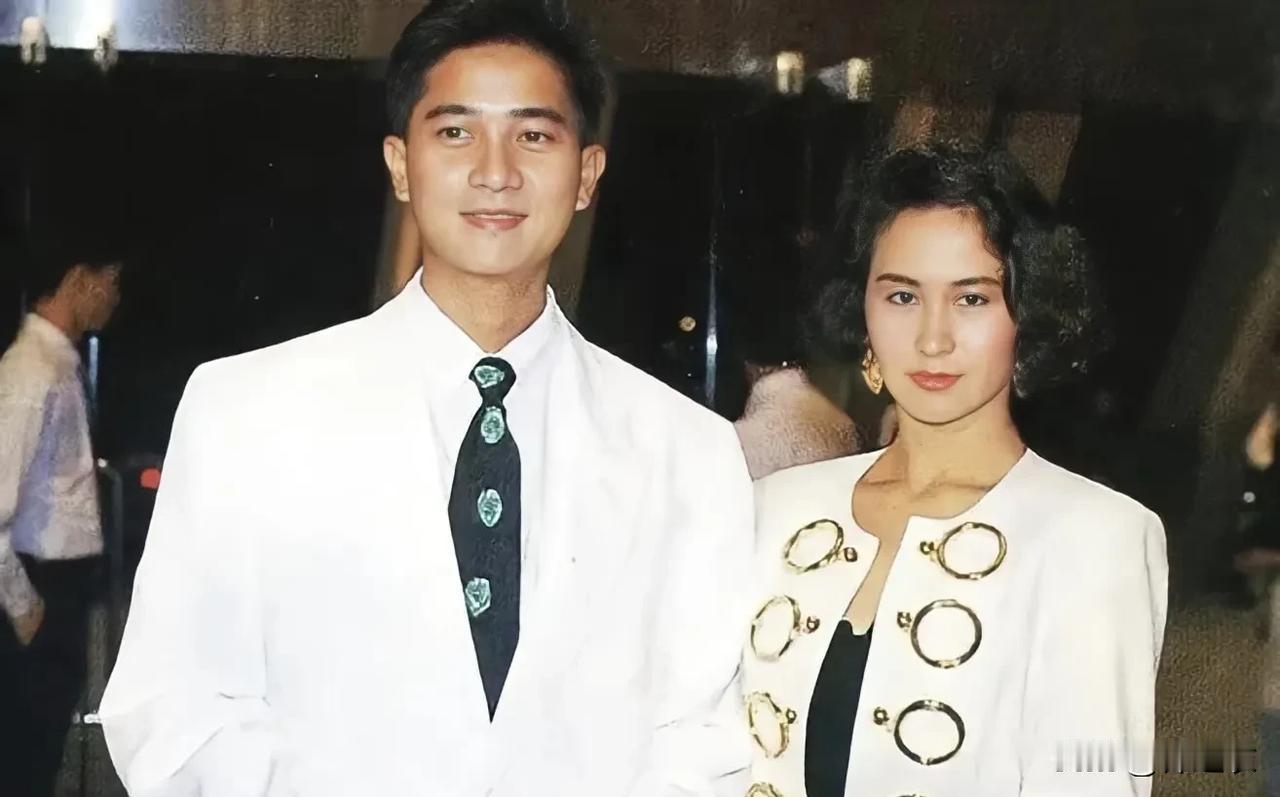 何超琼和陈百强是好友是闺蜜，和同样为陈百强扶灵的叶倩文梅艳芳钟楚红三个一样，虽然