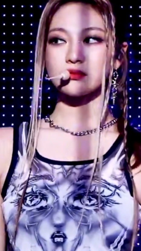 她的眼神总是这般忧郁 