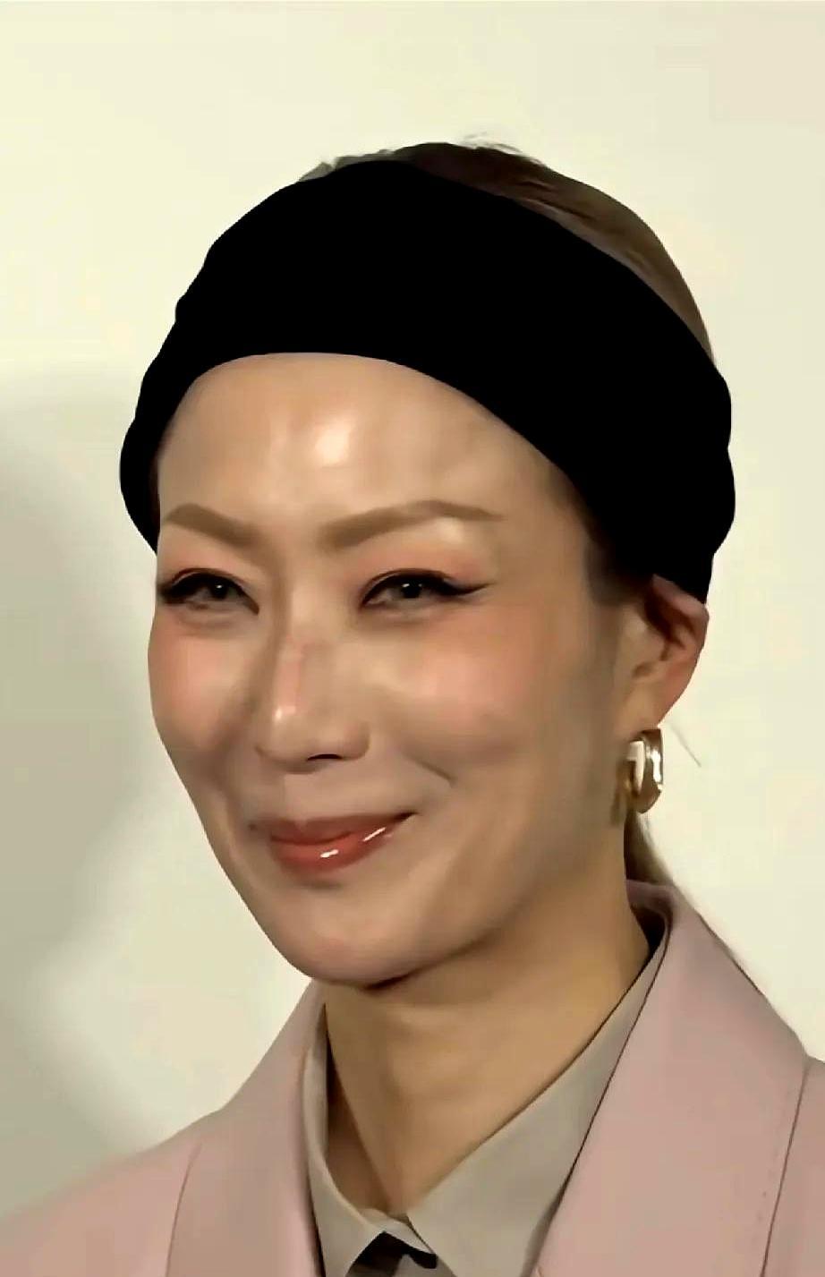 你敢信，51岁的郑秀文，一个抹额竟让她“显老20岁”？
不是夸张，是真实发生。