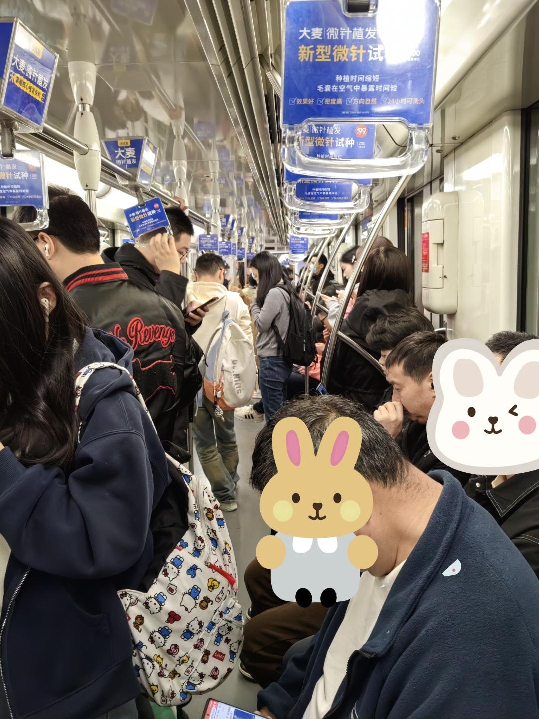 两位老人，惺惺相惜，很叫人感动。
北京地铁6号线，永远都是挤得满满当当。
我是从