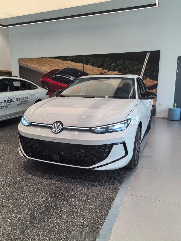 新出的 今晚上市，主要卖点有两个：一个是外形和内饰升级，长的更像帕萨特，车内也配