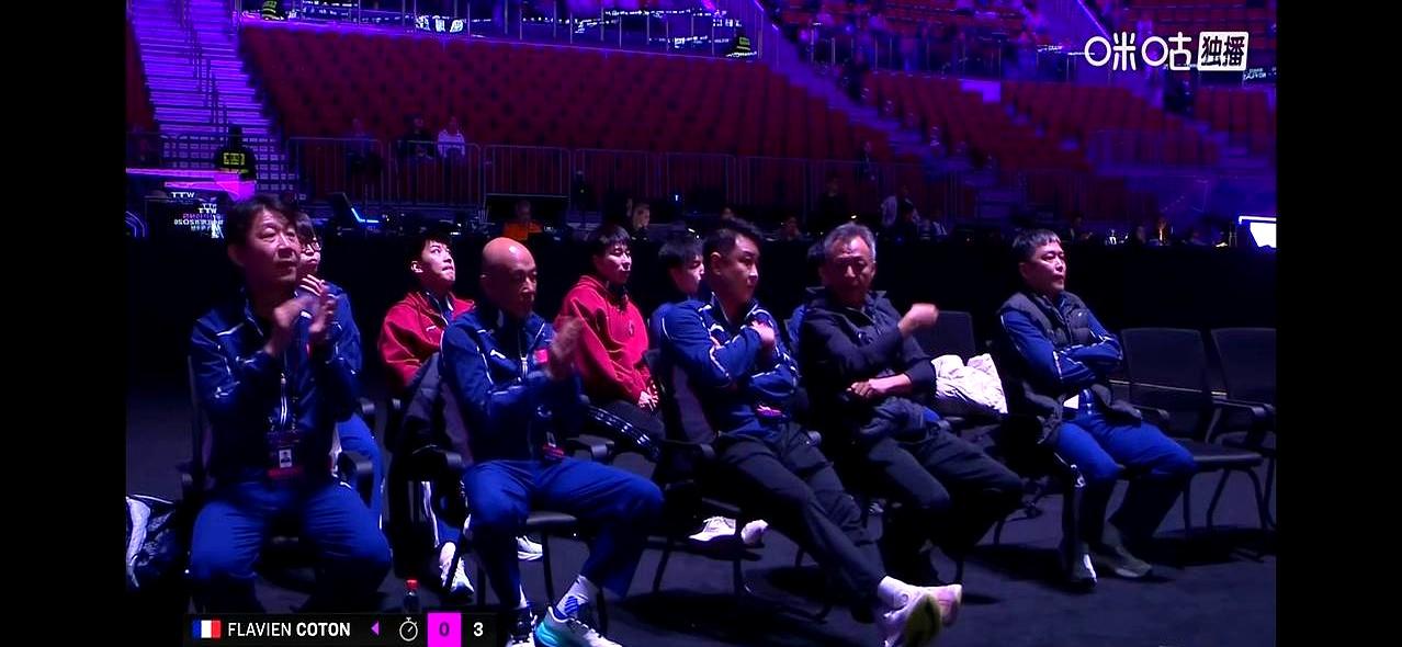 真正的重视，不写在名单上，写在看台上。
重庆冠军赛男单首轮，19岁的温瑞博打1