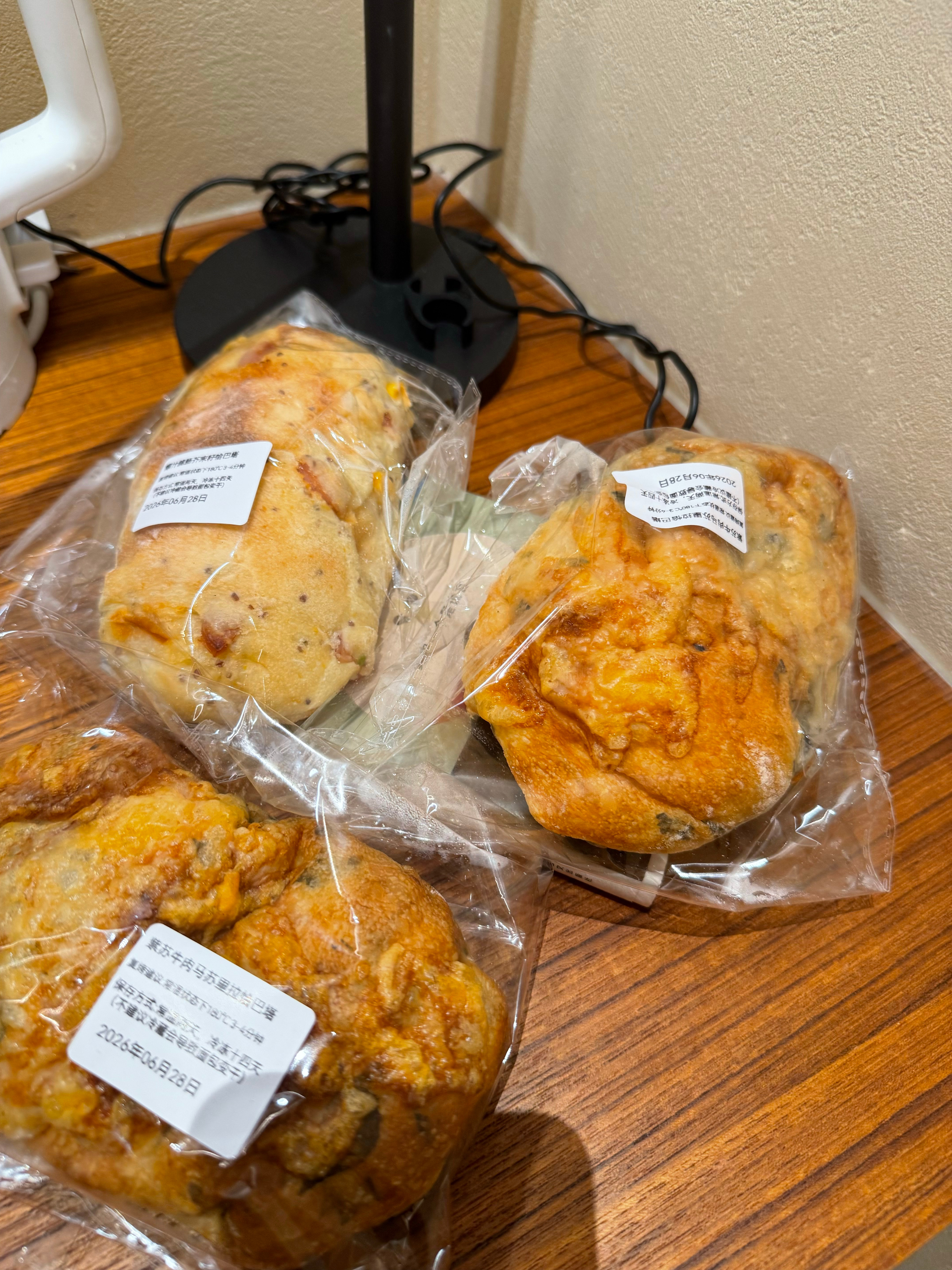 面包 推荐这次去泉州吃了两家🥖，安小姐和吉月，吉月家的恰巴塔很松软，紫苏牛肉很