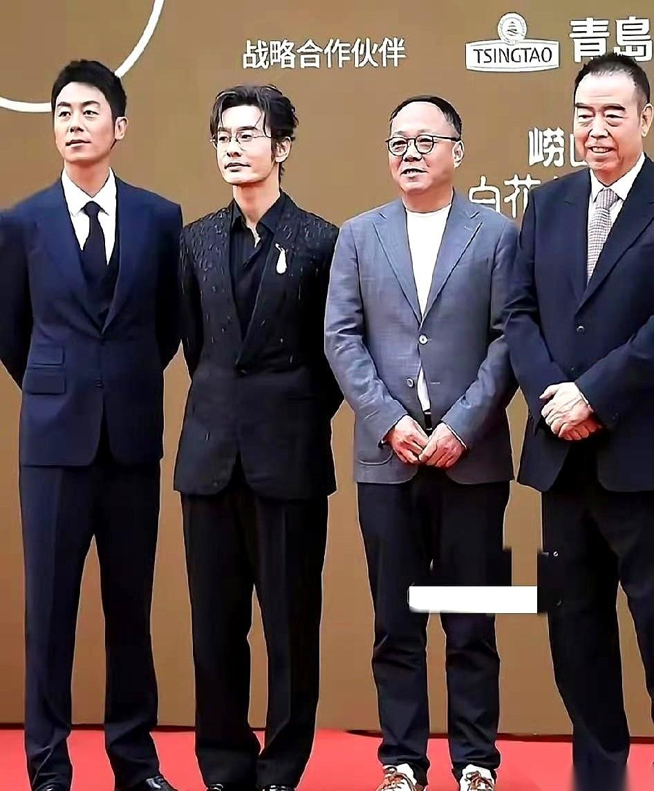 男明星的身高，堪称公开的秘密武器。
黄晓明说自己179，朱亚文说自己183，轮到