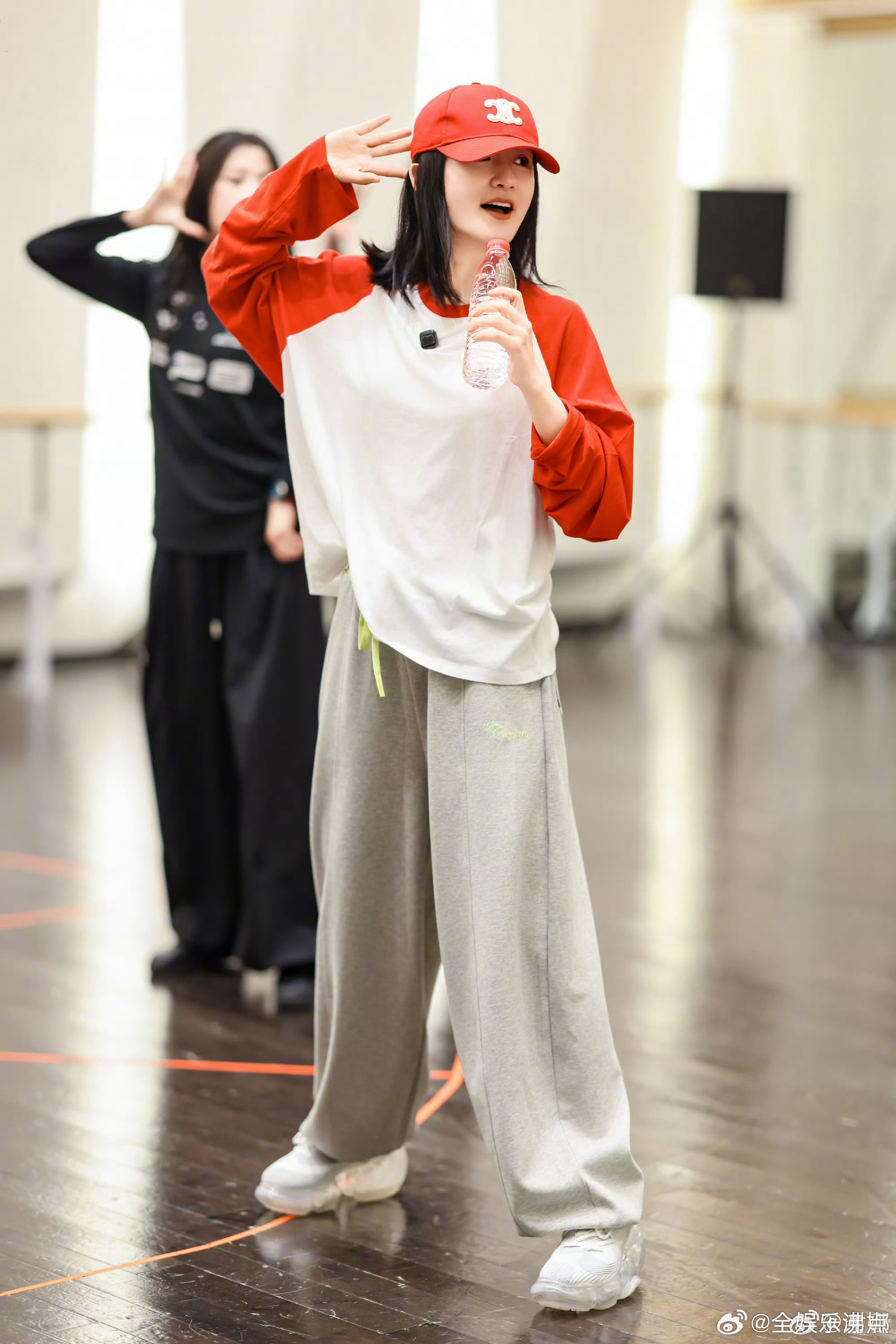 谢娜谢娜守护逆战乘风2026 青春回忆杀暴击！从演唱会合唱到乘风守护，谢娜对《逆