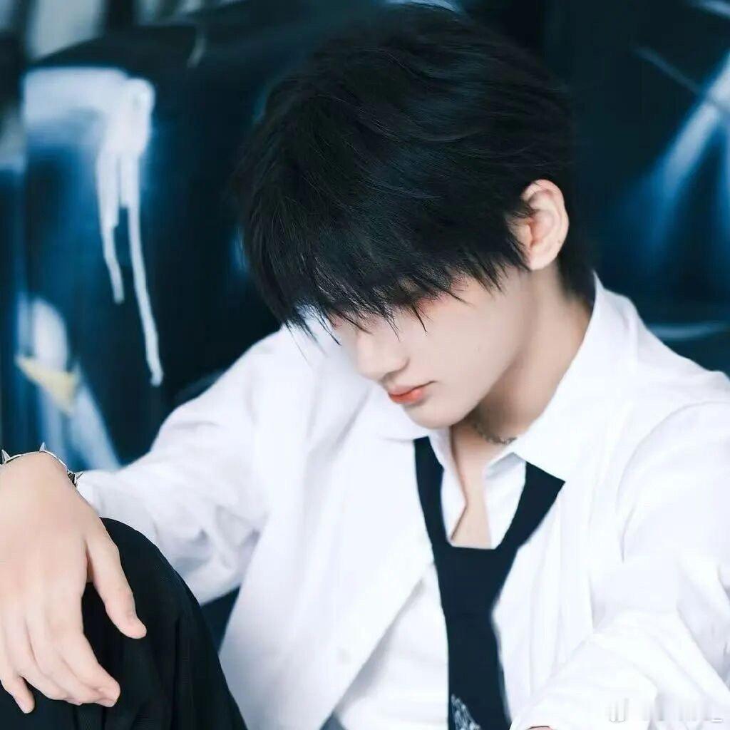 余宇涵 第一次觉得楼上的菜好吃 狠狠共情了！谁没闻过邻居家饭菜香咽口水的经历，弟