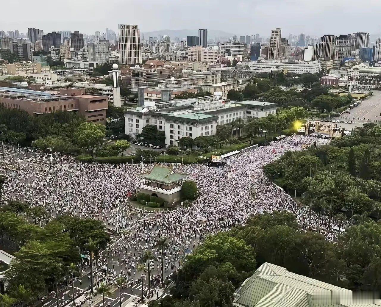 其实国民党的“7.25”凯道集会说明了一件事，那就是郑丽文低估了自己的能力，而蒋