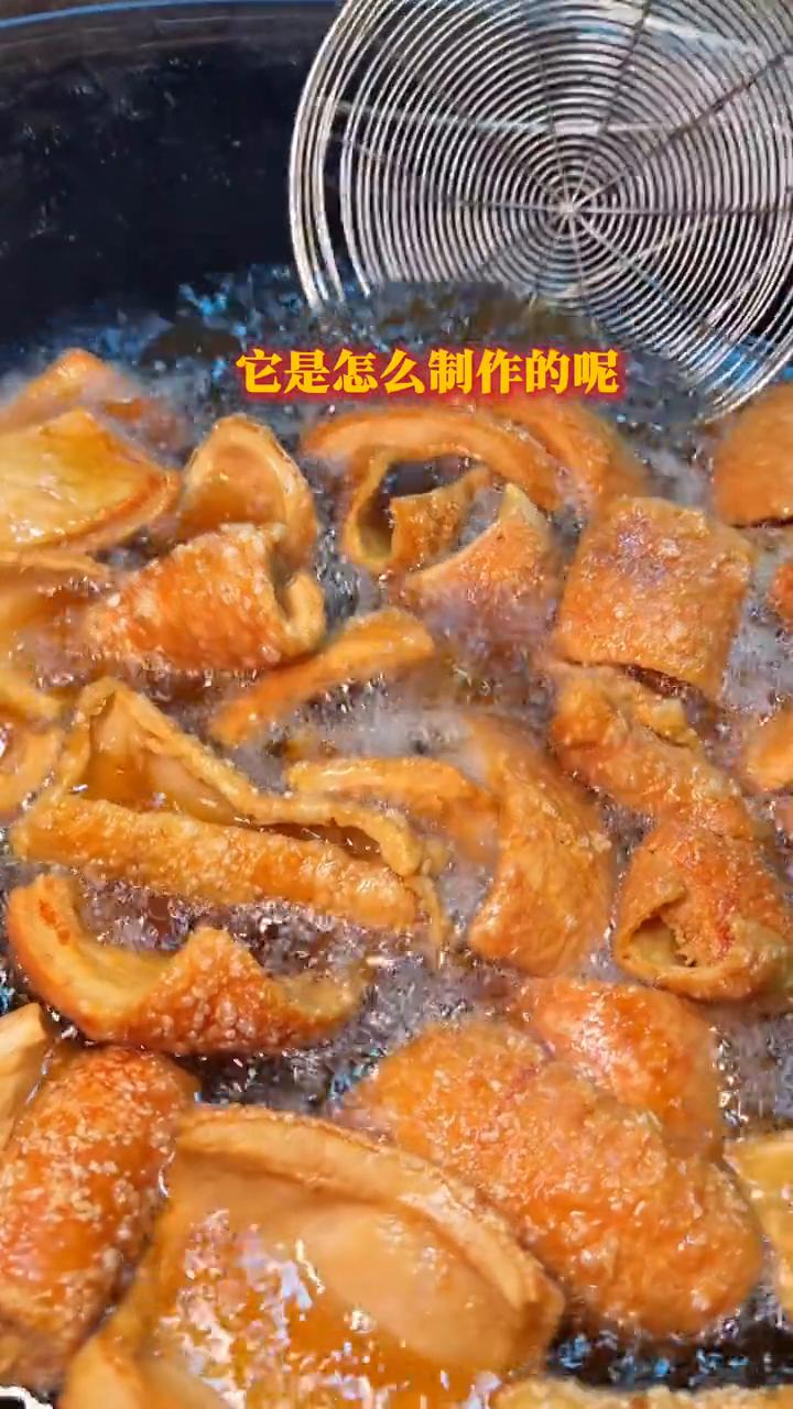 广西特色爆汁扣肉皮是怎么制作的？
·把多余的肥油切掉，改刀切小块。
·放一包盐、
