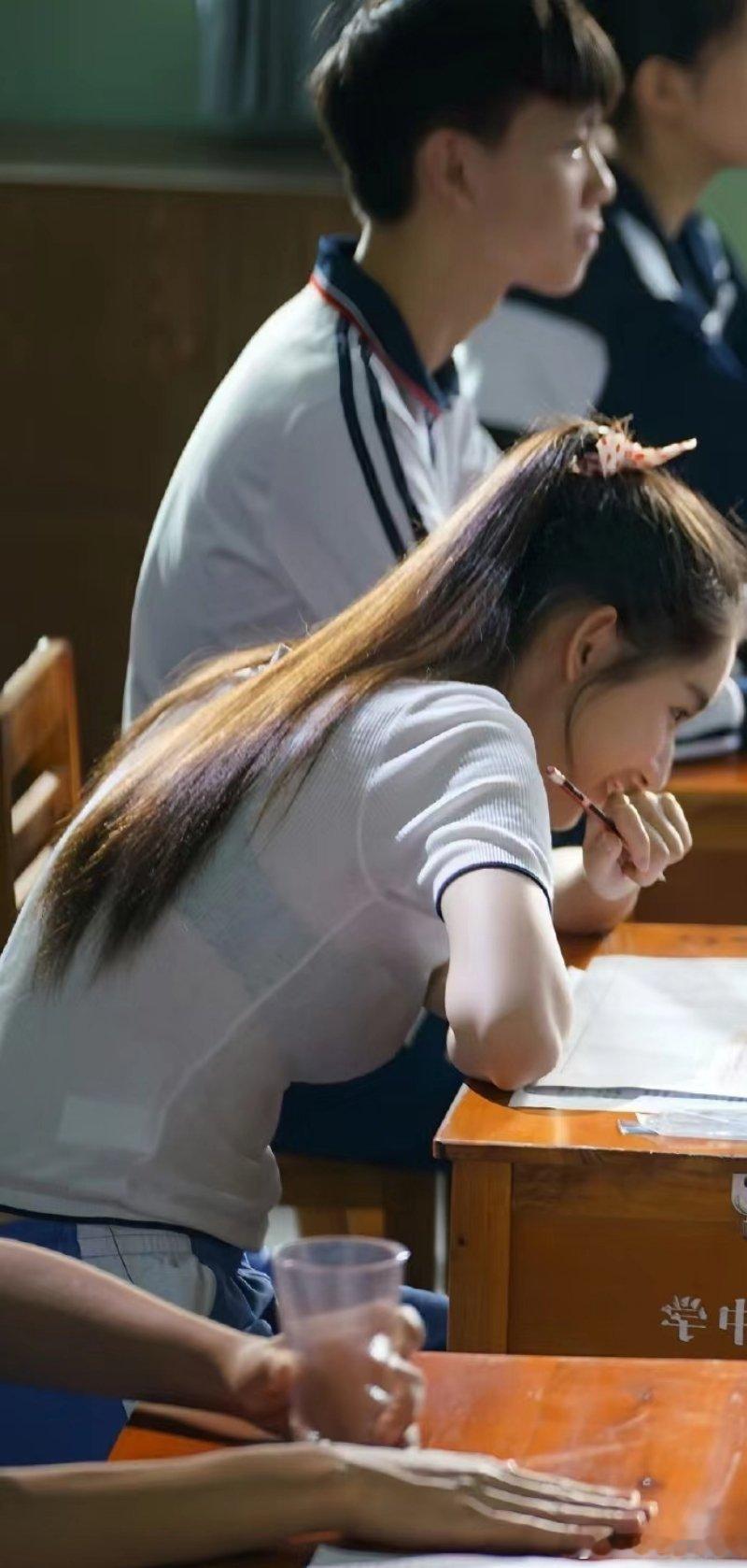 其实王玉雯这个校服和这个被xsr的情节我真的有点理解不了 ​​​