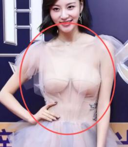 有个很奇怪的事情

女人的胸部属于私密部位，外人不能随便看，更不能乱碰，按理说该