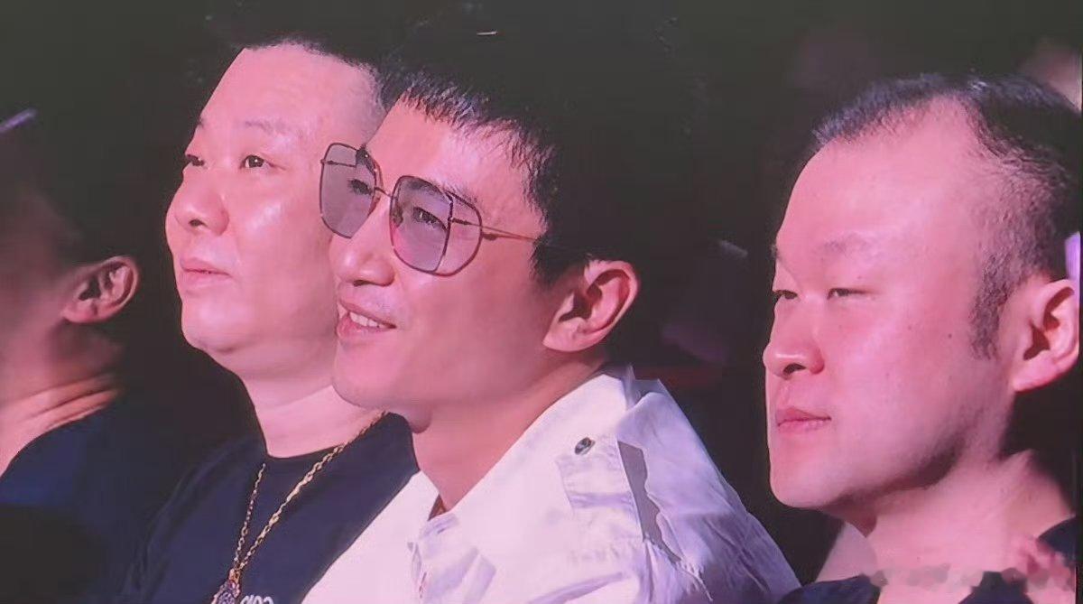 陈晓现身岳云鹏演唱会 演唱会场外完全没消息，结果陈晓悄悄来到现场，刷到网友偶遇，