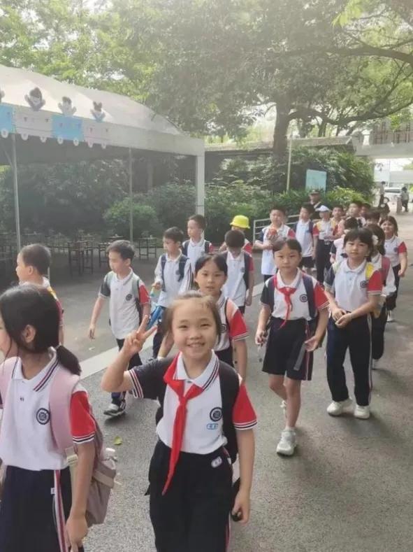 这一安排的积极意义不言而喻。首先，它体现了教育的人性化考量。在总教学时长不变的前