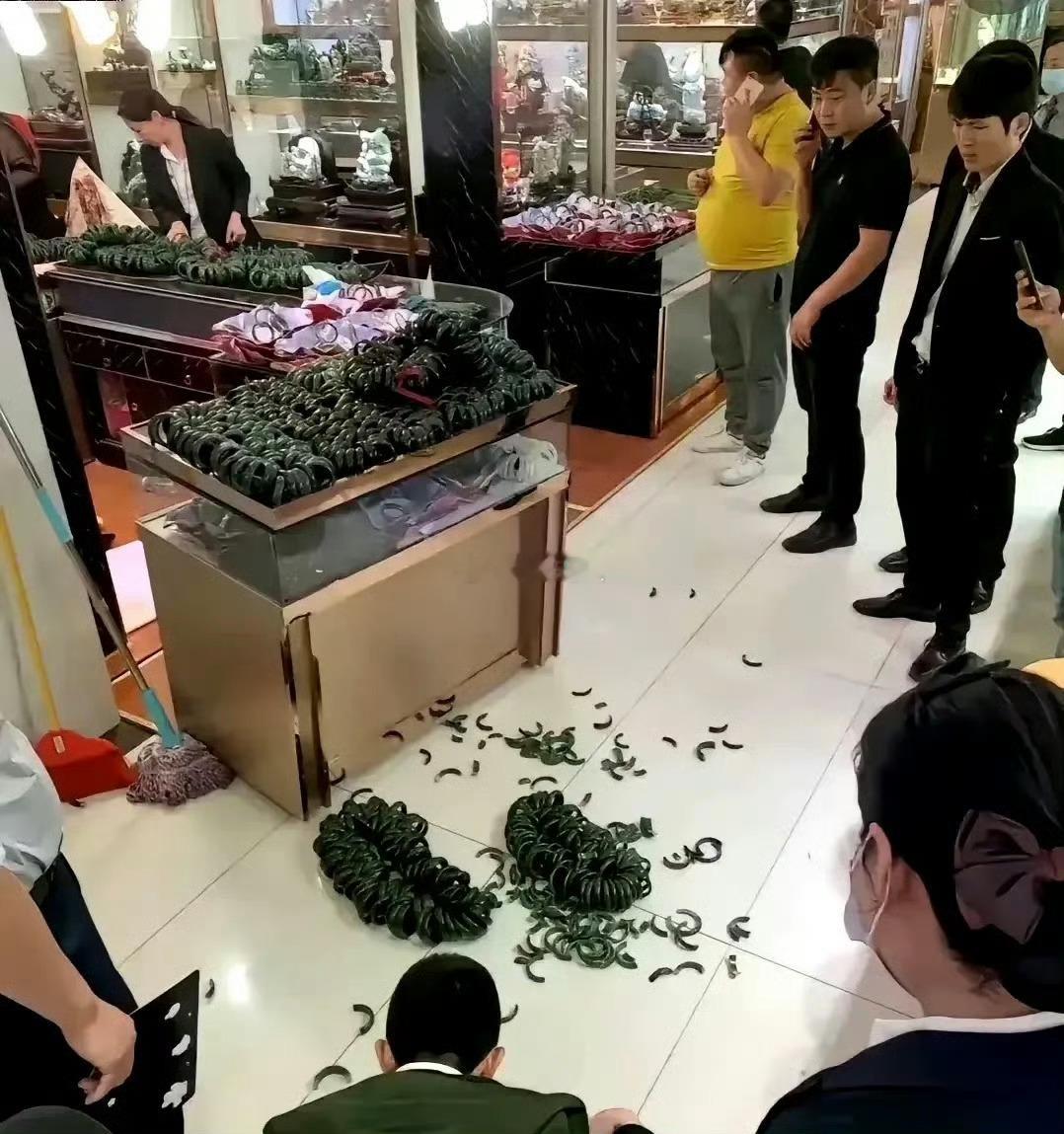 镯子碎了一地，看这场面，没有几千万是解决不了问题了 ​​​