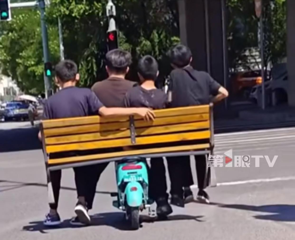 看得人又想笑又想哭，
来自四个半大小子的“嚣张”满大街都是他们这个年纪混不吝的气