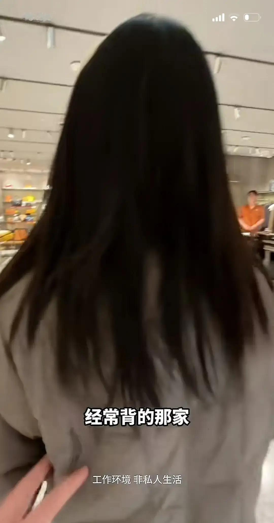 雪地里，一个网红跪着给女友穿靴。
镜头扫过，他现任的脸，没前任好看。
但伺候的功