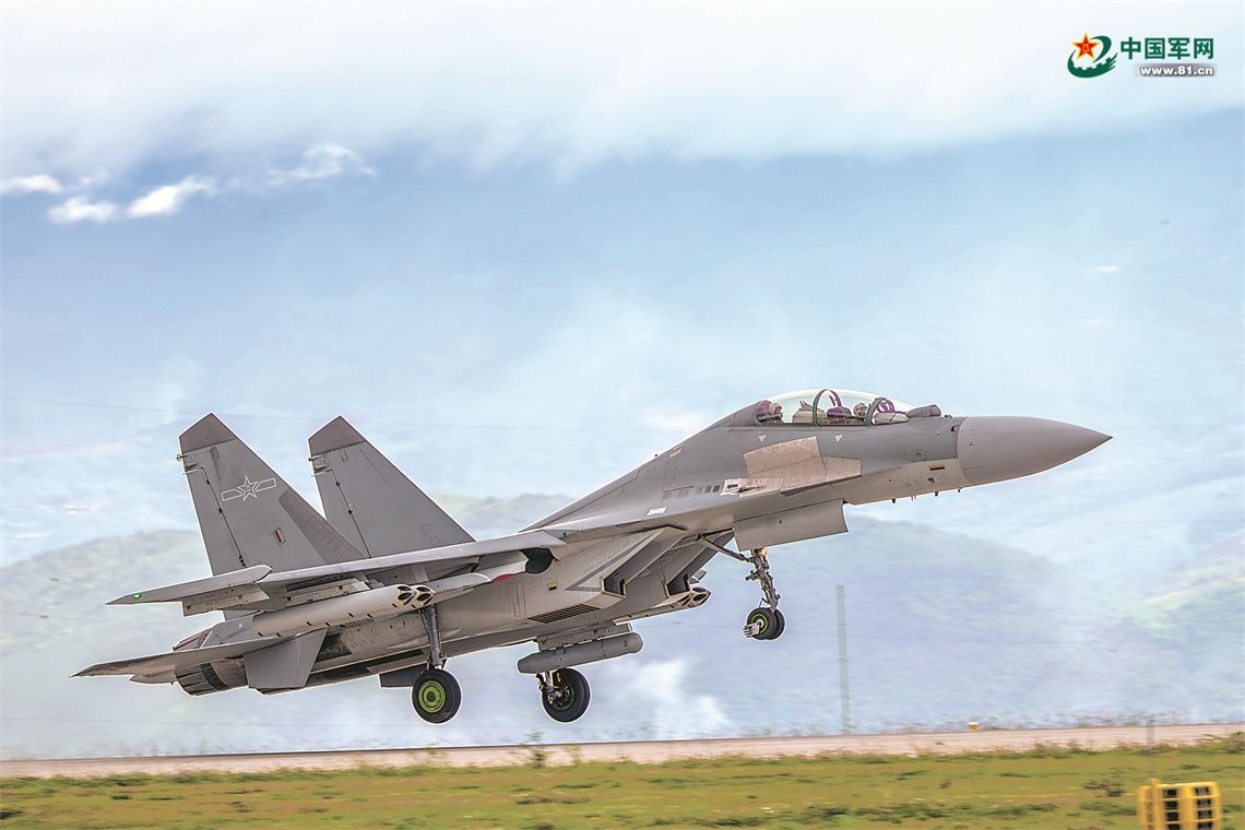 夏日，空军航空兵某部开展飞行训练。 