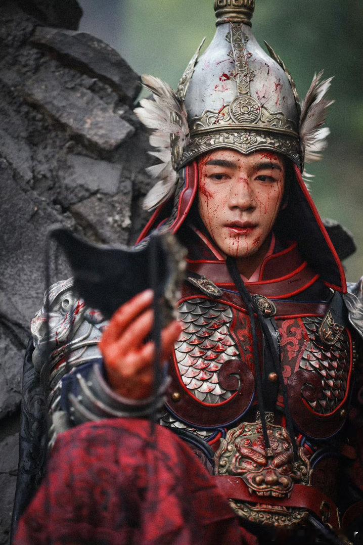 此沙战损此沙良陈美锦战损褪去锋芒满身风霜，此沙凭借出色演技驾驭战损戏份，清冷破碎