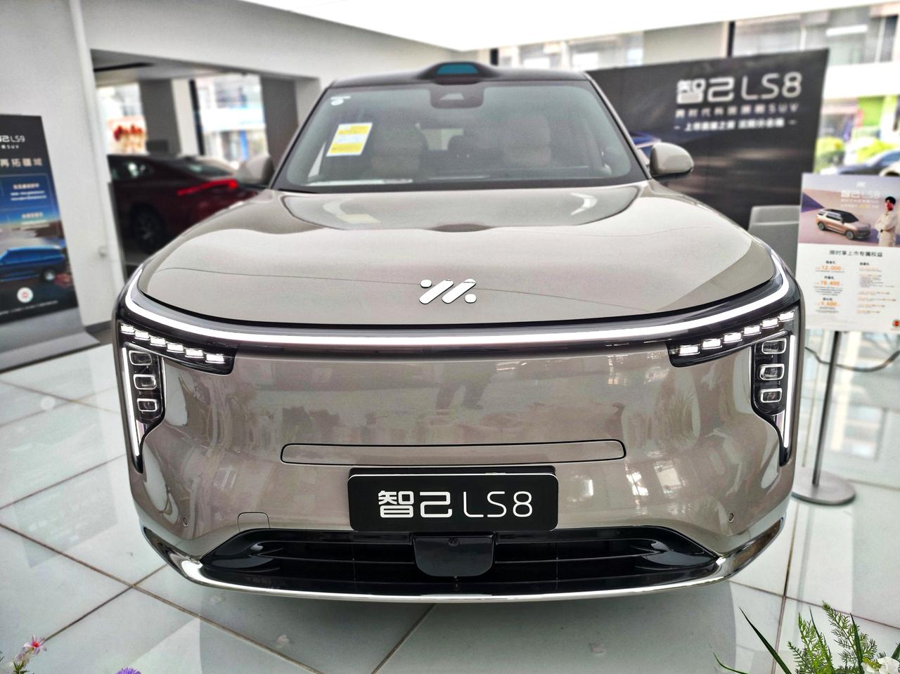 跨时代科技旗舰《智己LS8》
   智己LS8被称为冠军之选，核心是30万内″大