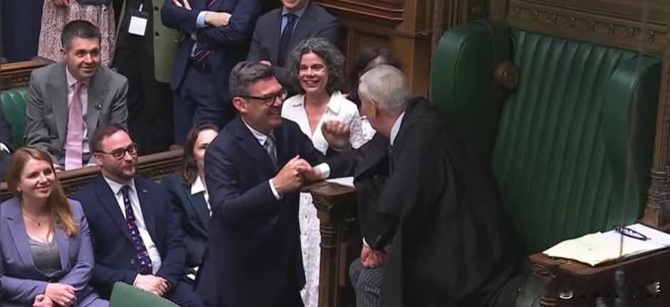英国首相斯塔默宣布辞职后，工党新任党魁人选基本确定由前大曼彻斯特市长安迪·伯纳姆