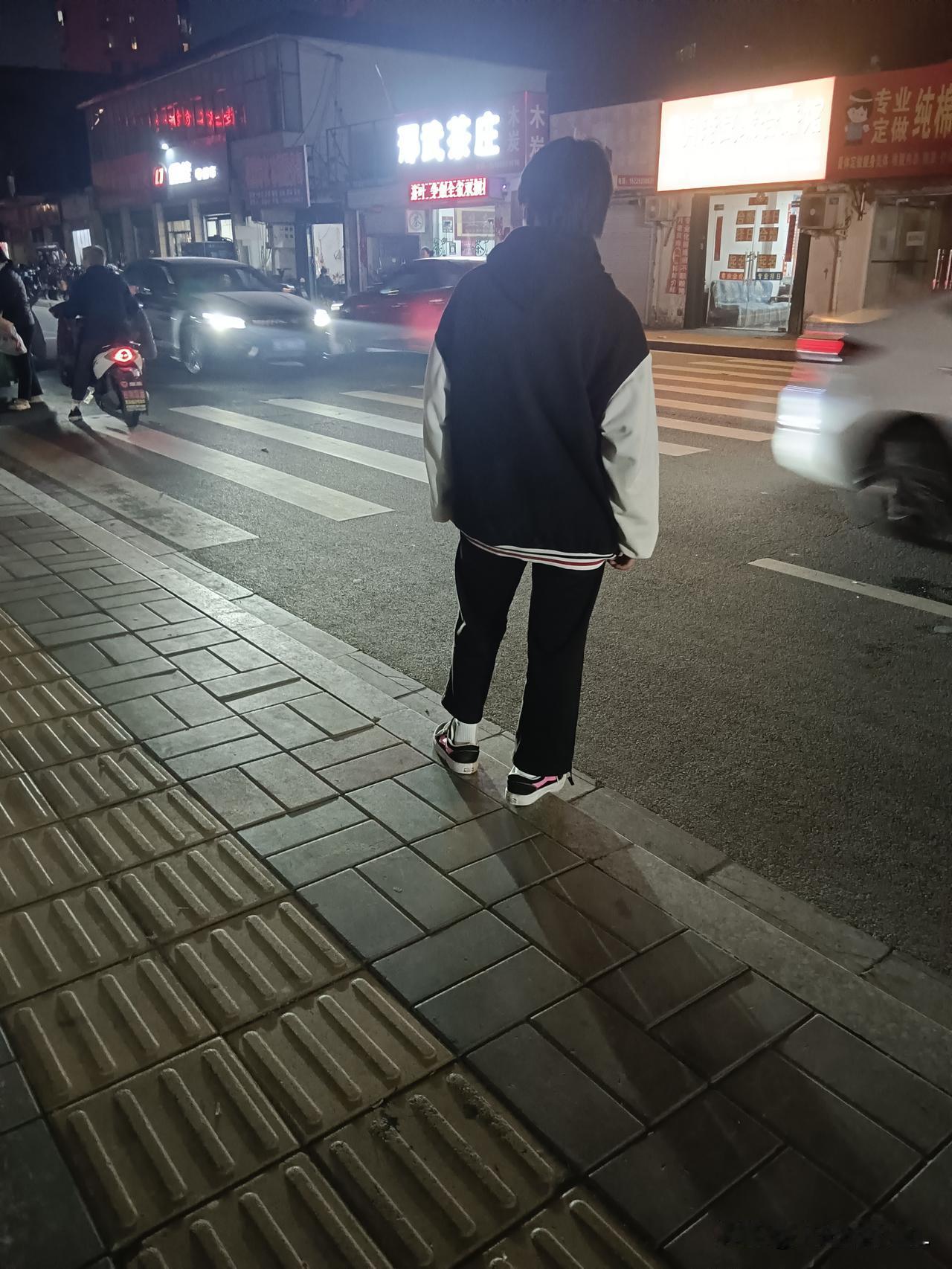 表侄女昨天高考完了要在外面过夜，表嫂子不同意还和表嫂子吵架。表嫂子说女孩子在外面