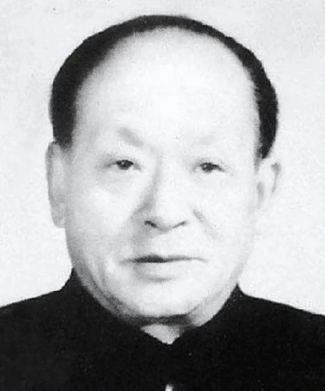 1957年主席视察武汉，在得知王盛荣只是建筑局的副处长，当即下令：“提拔他为厅长