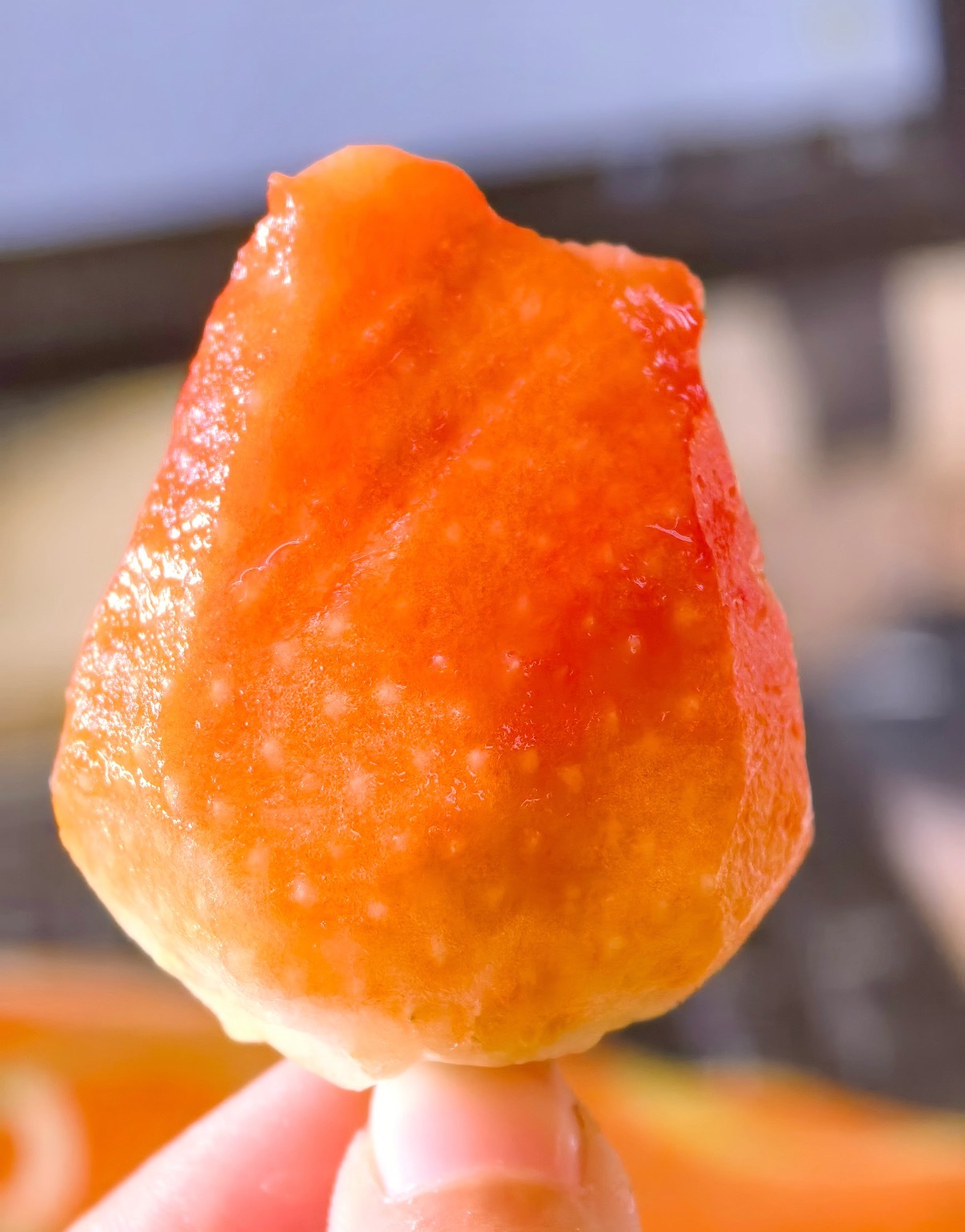 草莓剥皮今日迷惑行为：给草莓剥皮。咱就是说，这哪是吃水果，这是在用生命对抗农药焦