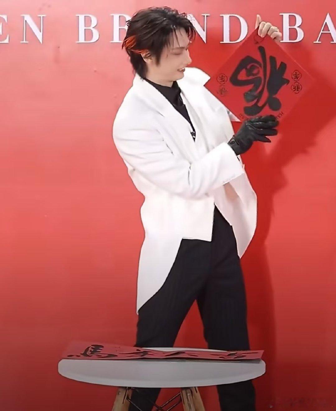 文俊辉 尬住了 文俊辉上海走红毯，准备插兜秀造型，结果兜没影了[笑哭]尬住模样可