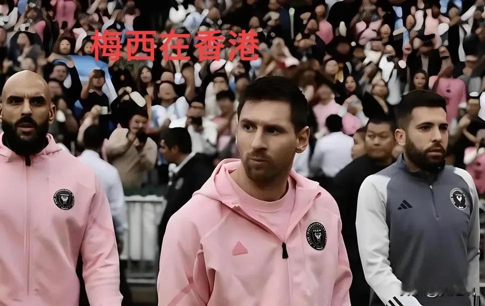 在东京时，笑得跟花儿似的，跟球迷们玩得可欢了。可一到香港，咋就变了个人似的，那张