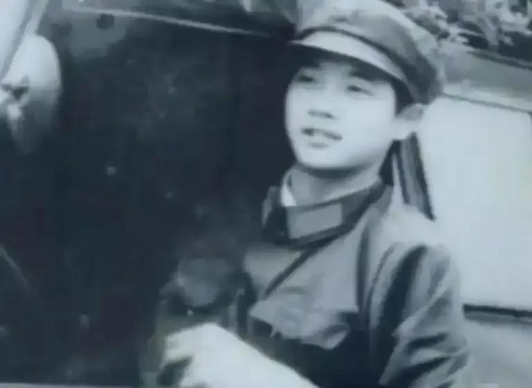 1979年，对越自卫反击战前线，炮火把整片山林都撕碎了。

碎石乱飞，尘土遮天。