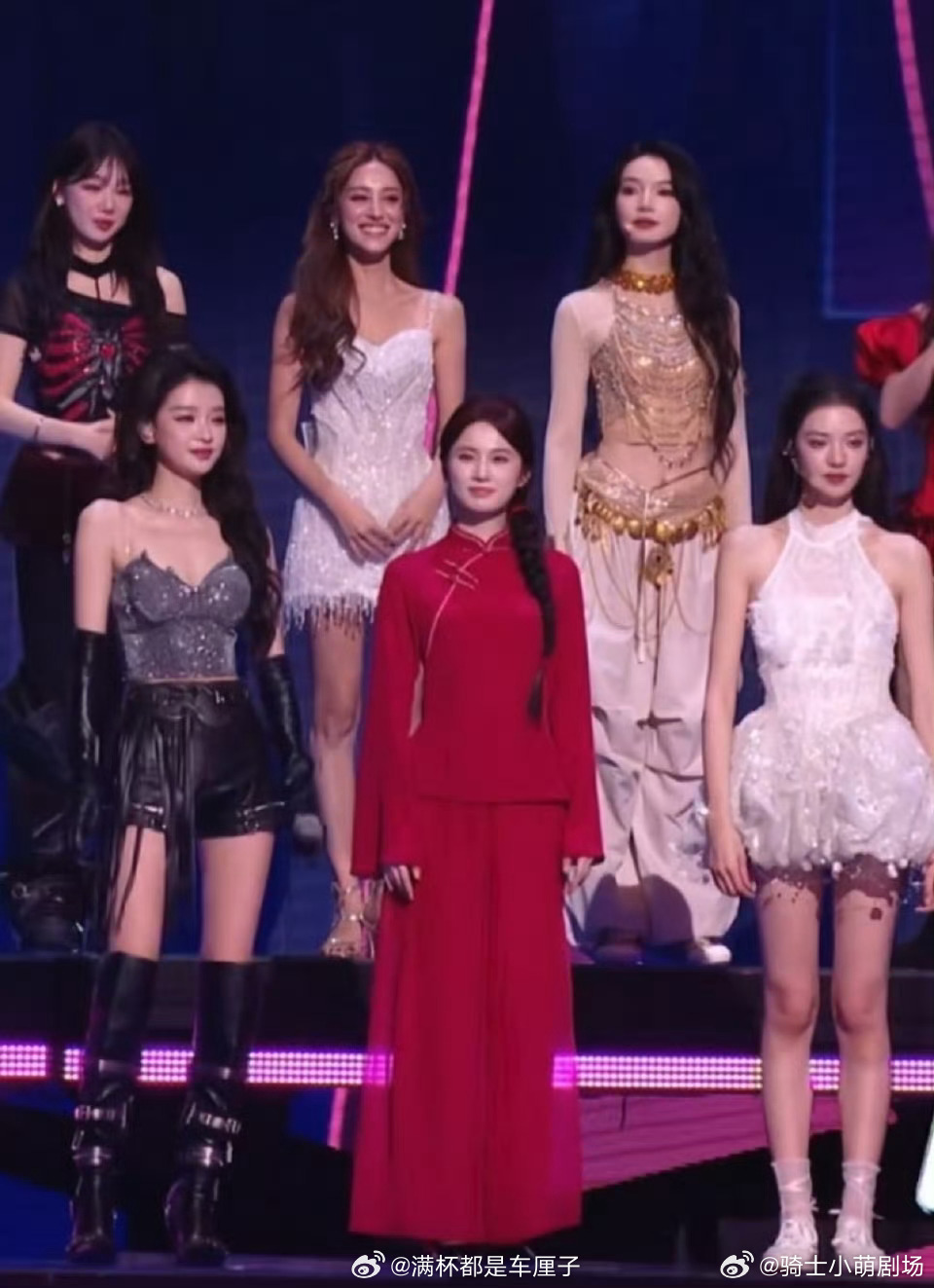 乘风初舞台直播无修音直播初舞台来袭，姐姐们全力以赴展现真实实力，共同见证她们的闪