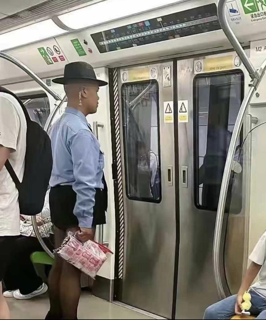 不得不说，这位大哥很有自己的穿搭风格[捂脸]