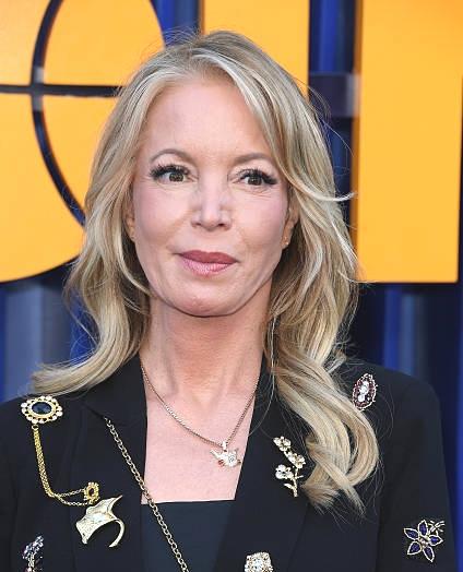 珍妮巴斯称：詹姆斯的未来决定权在他自己手里，今年夏天不排除宣布直接退役。

众所