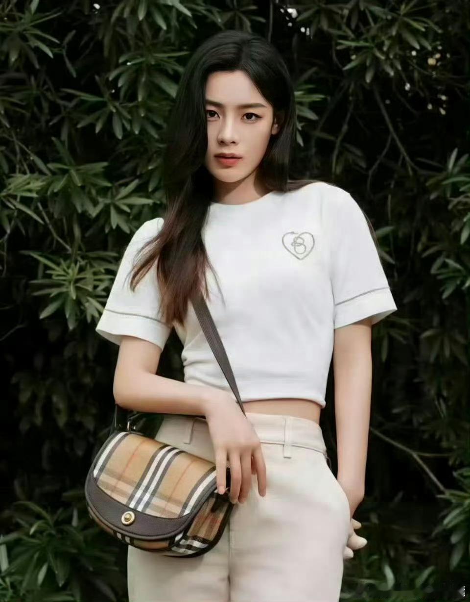 陈丽君出镜 Burberry 七夕新片 ，演绎品牌标志性元素单品 ，✨ ​​​大