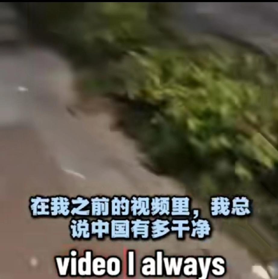 一外国博主在中国晚上出门逛街，激动的说他终于在中国发现了“新大陆”！
估计他之前